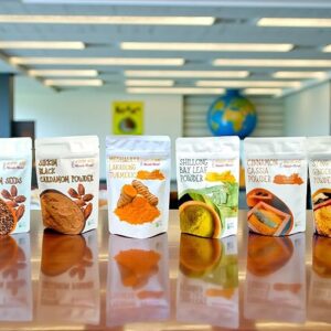 Signature Himalayan Aromas-Premium Spice Box (Black Cardamom Seeds Whole|Cardamom|Lakadong Turmeric|Bay Leaf|Cinnamon|Syingbah Ginger|Powders 50g Each)