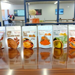 Masala Mundi Combo Gift Spices+Exotic Heat & Aroma +Bird’s Eye Chilli 20g Whole+Black Cardamom+Ing Makhir Ginger+Lakadong Turmeric+Bay Leaf+Cinnamon Powders 50g Each (6 Pack)